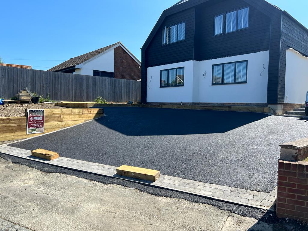 detached-house-tarmac-driveway-02